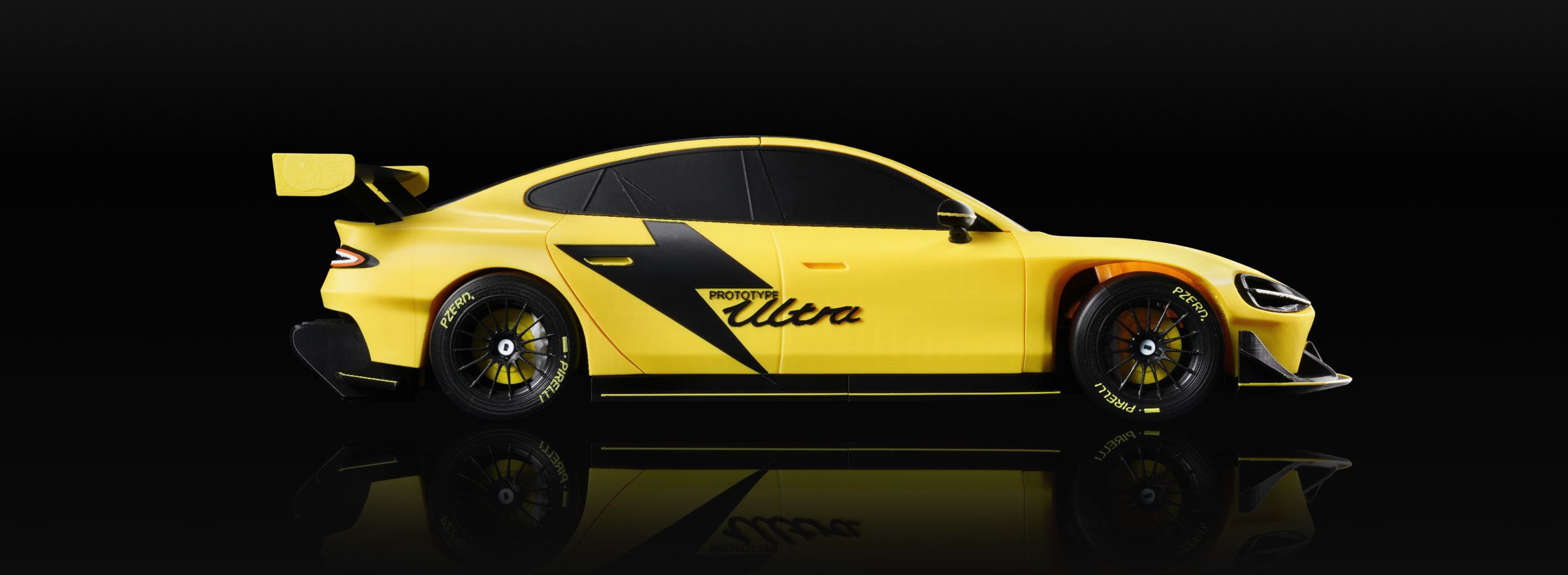 スピード感のある黄色いスポーツカーがプリント品質の向上を象徴