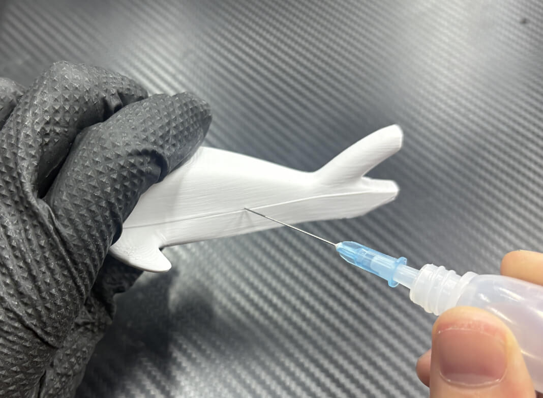 3Dプリント造形品を接着して組み立てる後加工の作業例