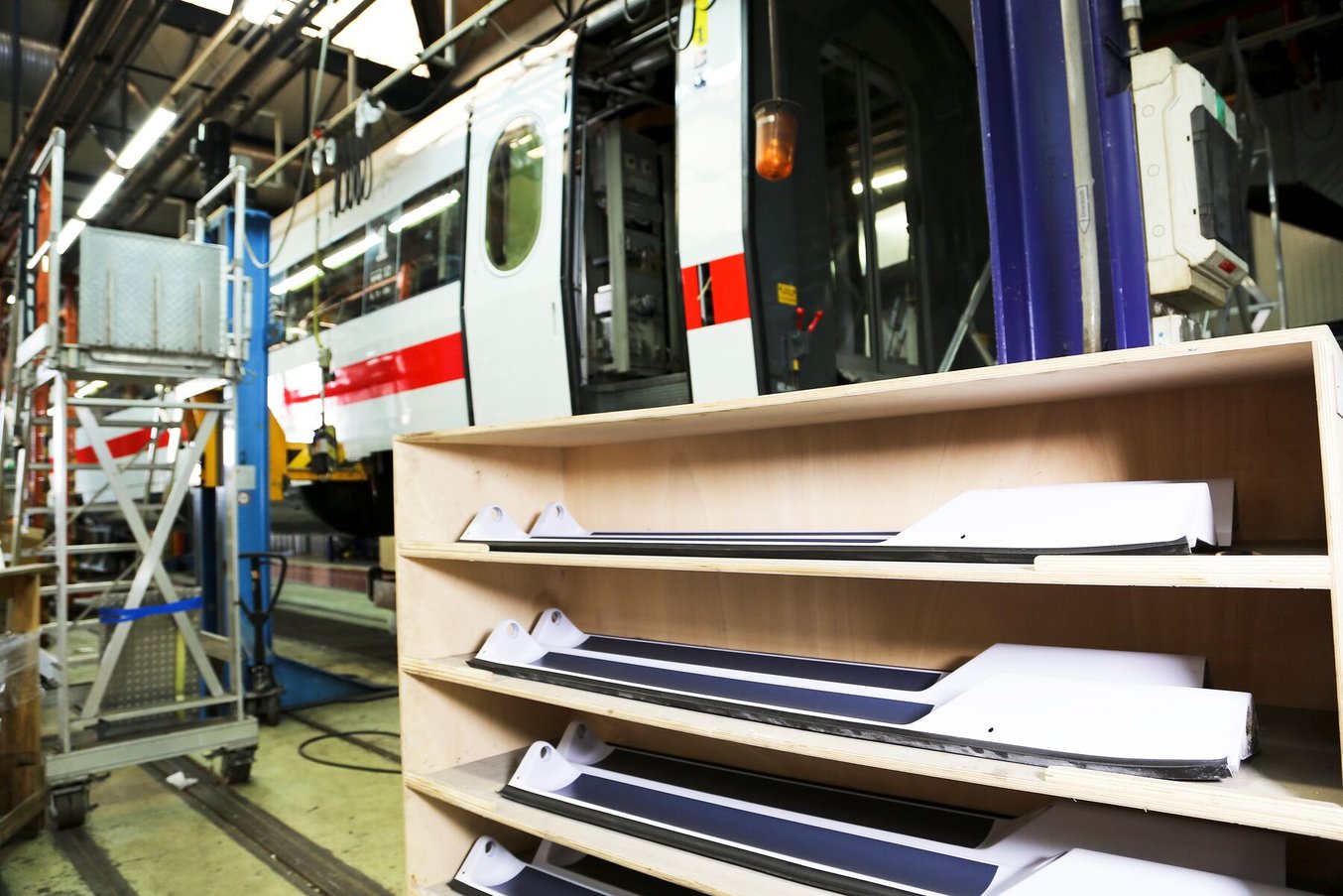 Deutsche Bahnのノイミュンスター車両整備工場にあるICE 1車両と内装パネル